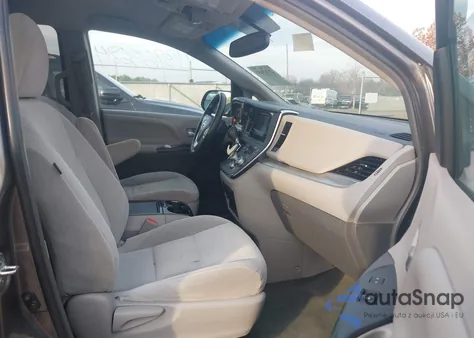 2017 Toyota Sienna Le 8 Passenger z USA, uszkodzony, nr VIN 5TDKZ3DC4HS899717